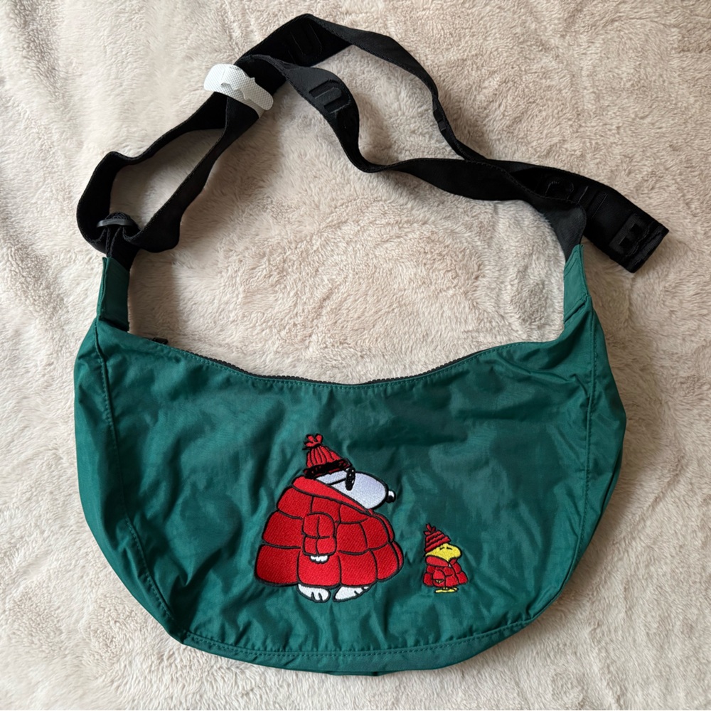 NWT BAGGU x Peanuts Snoopy & Woodstock Medium Nylon Crescent Bag Cypress